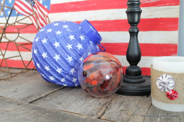 A decorated mantel for summer that you really must see. Red, white, and blue inspiration for the 4th of July and beyond!