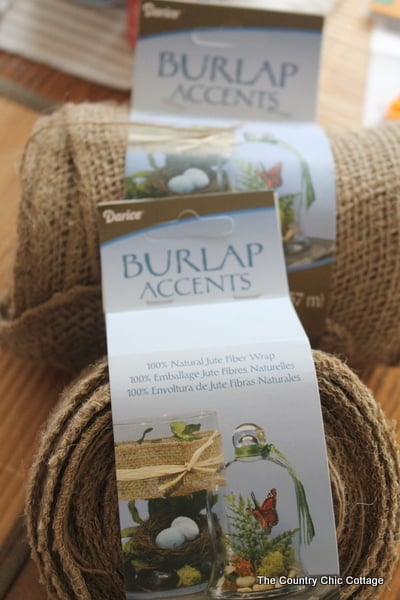 Burlap Yoyo Candle Wraps -- perfect for 4th of July, summer, or change up the colors for any season. Click to get a full tutorial on how to make these great home decor accessories. roll of burlap