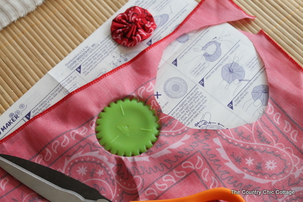 Burlap Yoyo Candle Wraps -- perfect for 4th of July, summer, or change up the colors for any season. Click to get a full tutorial on how to make these great home decor accessories. making fabric yoyos in different sizes