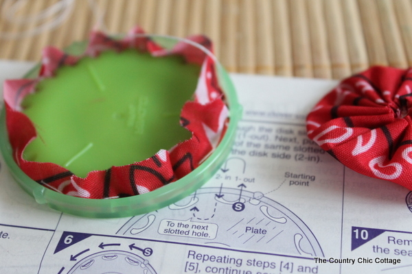 Burlap Yoyo Candle Wraps -- perfect for 4th of July, summer, or change up the colors for any season. Click to get a full tutorial on how to make these great home decor accessories. making a fabric yoyo