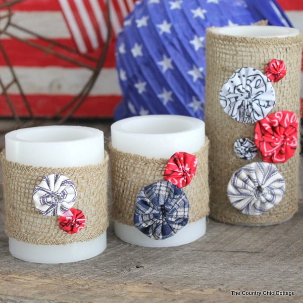 Burlap Yoyo Candle Wraps -- perfect for 4th of July, summer, or change up the colors for any season. Click to get a full tutorial on how to make these great home decor accessories. 3 burlap wrapped candles with fabric yoyos