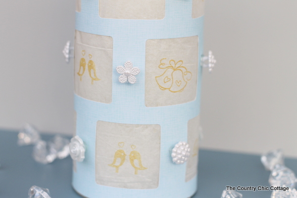 Make this great DIY wedding candle wrap in minutes with this super simple tutorial that will be perfect for your wedding.