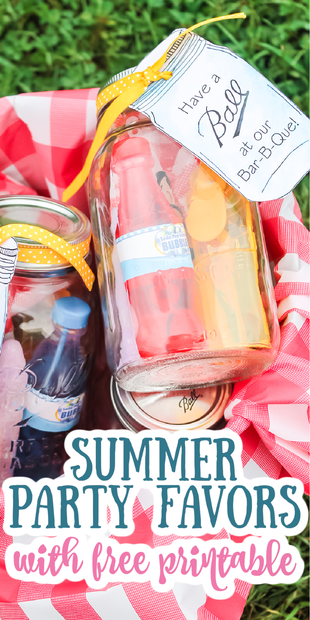 Make these summer party favors for the guests at your BBQ! Cute printable tags to add to mason jars then fill with a ton of goodies! #summerparty #summer #bbq