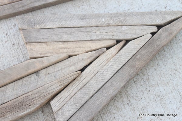 Use reclaimed wood sticks to make this extra large rustic wood arrow for your home today.