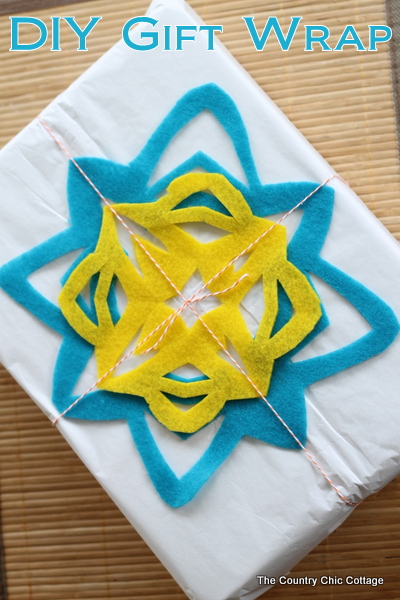 A quick and easy way to add a unique handmade touch to your packages and gifts. Click to see how to make this great DIY gift wrap. DIY gift wrap with felt
