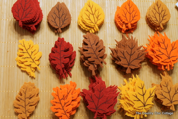 Fall Felt Leaf Garland -- add this to your fall decor. Super simple to make with pre-cut felt leaves and some thread. Come get the full instructions. 