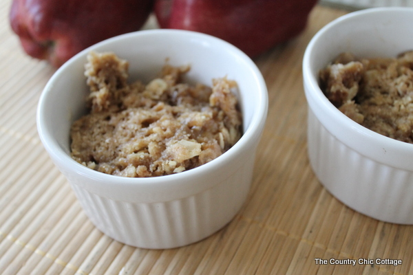 Microwave Apple Crisp -- yes you can make a crunchy topped apple crisp in the microwave! Click to get this great recipe that you can make quickly any night of the week!
