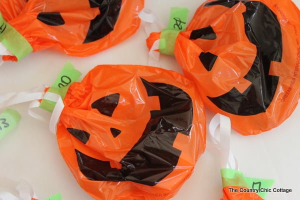 15 Minute Halloween Countdown Calendar -- make a fun treat based countdown calendar for your kids in 15 minutes or less!