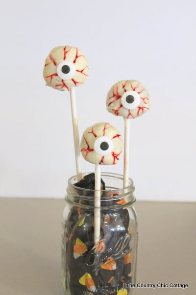 spooky eye cake pops