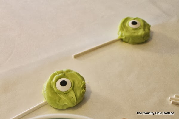 5 Minute Monsters Halloween Treat -- make these Monsters University themed Halloween treats in 5 minutes or less! Monsters Inc Dessert Idea