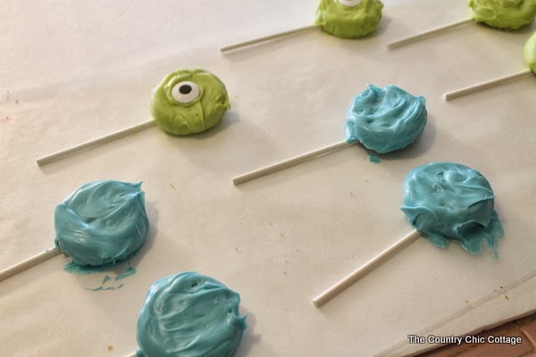 5 Minute Monsters Halloween Treat -- make these Monsters University themed Halloween treats in 5 minutes or less! Monsters University Dessert Idea