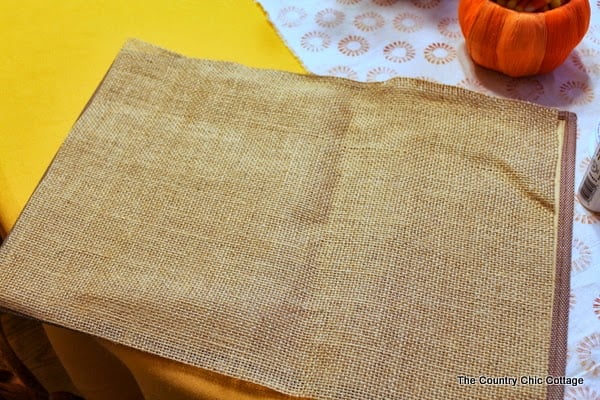 DIY Burlap Thankful Place Mats -- the perfect place mats to make for your Thanksgiving feast. Super simple to make and you can use the word "thankful" or the word of your choice. burlap on placemat