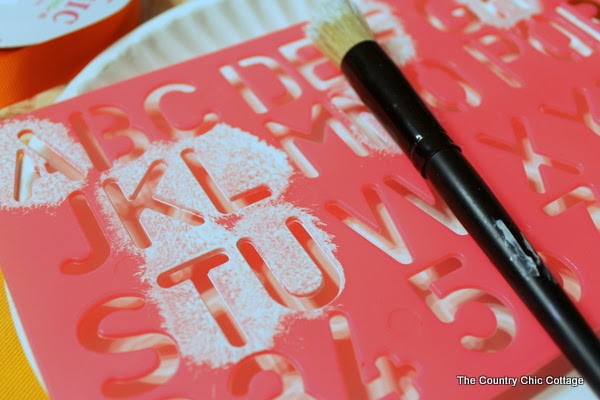 DIY Burlap Thankful Place Mats -- the perfect place mats to make for your Thanksgiving feast. Super simple to make and you can use the word "thankful" or the word of your choice. stencil for placemats