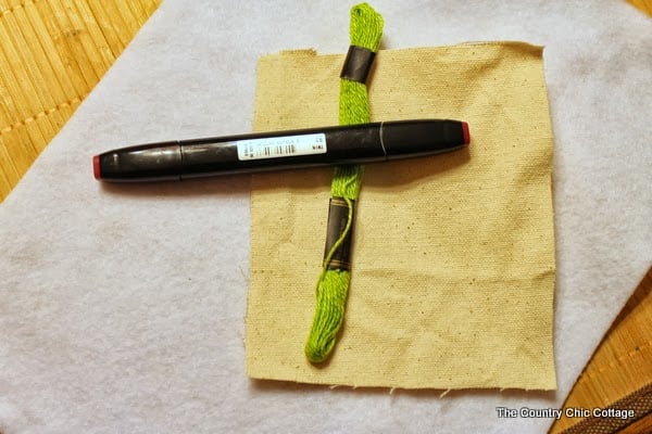 Handmade Gift Idea: 8 hoop ornaments that can be given as gifts this year. Ideas for everyone on your Christmas list. Marker and thread and scarp fabric
