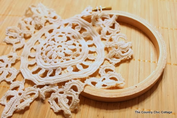 Handmade Gift Idea: 8 hoop ornaments that can be given as gifts this year. Ideas for everyone on your Christmas list. A doily and an embroidery hoop