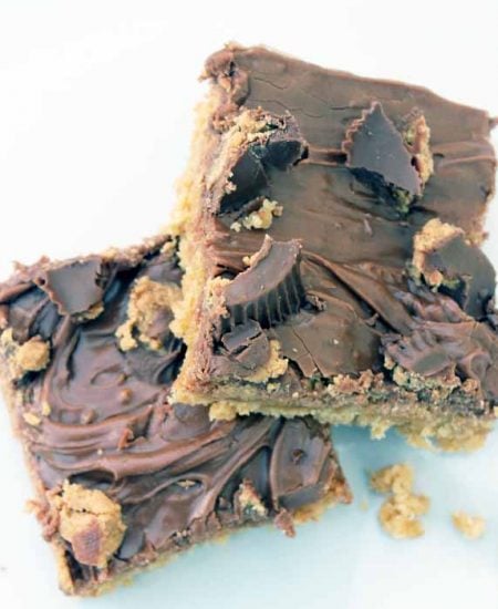Make this Reese's peanut butter cups bars recipe for your family! #dessert #recipe #chocolate