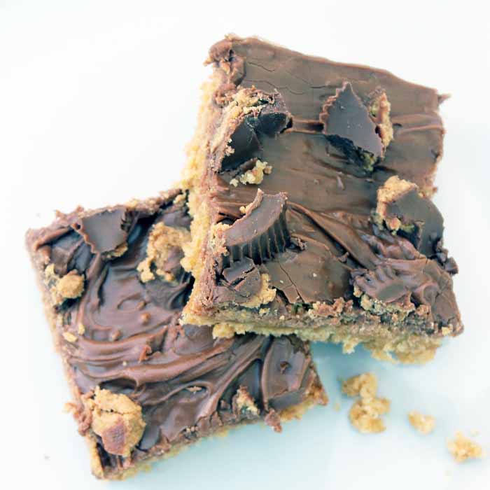 Make this Reese's peanut butter cups bars recipe for your family! #dessert #recipe #chocolate