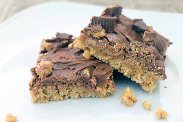 Make this Reese's peanut butter cups bars recipe for your family! #dessert #recipe #chocolate