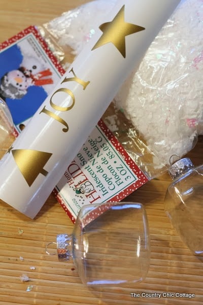 Gold Silhouette Ornaments -- make these simple Christmas ornaments using gold vinyl in just a few minutes. Gold Silhouette Ornaments -- make these simple Christmas ornaments using gold vinyl in just a few minutes.