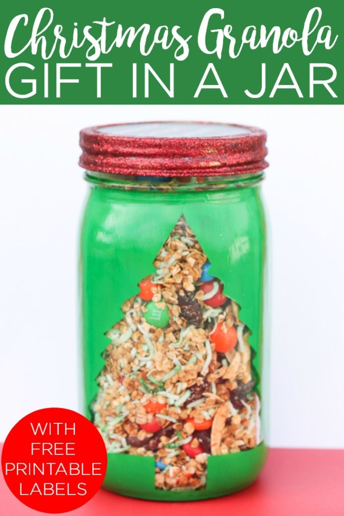 This food gift in a jar is perfect for the holidays! Give the gift of granola in a Christmas themed jar that is easy to make and that everyone will love! #holidays #christmas #giftinajar #granola #granolarecipe #recipe #giftidea #masonjar #jarcrafts #jargifts #christmasgifts