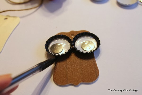 Washi Tape Owl Ornaments -- make these quick and easy owl Christmas ornaments with just a few supplies. Washi Tape Owl Ornaments -- make these quick and easy owl Christmas ornaments with just a few supplies.
