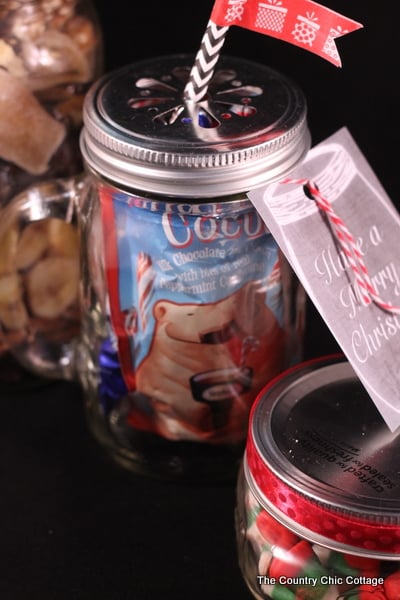 10 Gifts in a Jar -- get 10 ideas for gifts in jars in a fun 10 minute video. Great quick and easy gift ideas in this post! Hot Chocolate DIY In A Jar