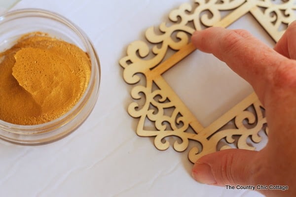 DIY Gold Frame Ornament -- an easy ornament that will look elegant on any tree this holiday season. Click the picture to learn how to make your own.