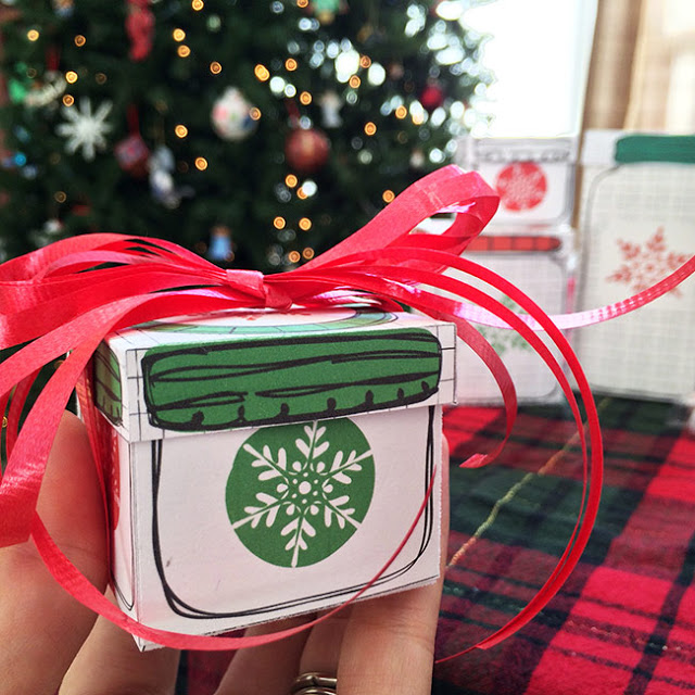 Printable Mason Jar Gift Boxes -- print and fold these FREE gift boxes to give all of your holiday gifts in style! Printable Mason Jar Gift Boxes -- print and fold these FREE gift boxes to give all of your holiday gifts in style!