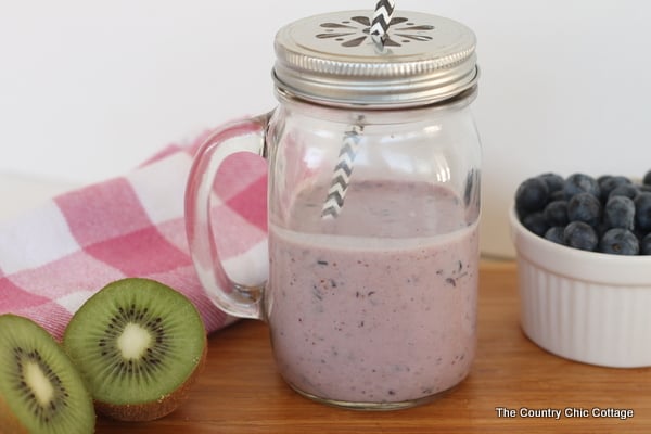 Blueberry Smoothie Recipe -- start your day with this healthy smoothie or grab as a quick on the go snack. You will love this healthy recipe. #littlechanges