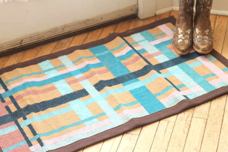 Painted Plaid Rug -- turn an ordinary rug to extraordinary with a little paint!