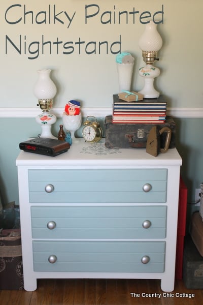 Chalky Painted Nightstand -- check out the before and after on this painted night stand. Love the color combo! Chalky Painted Nightstand project pin image