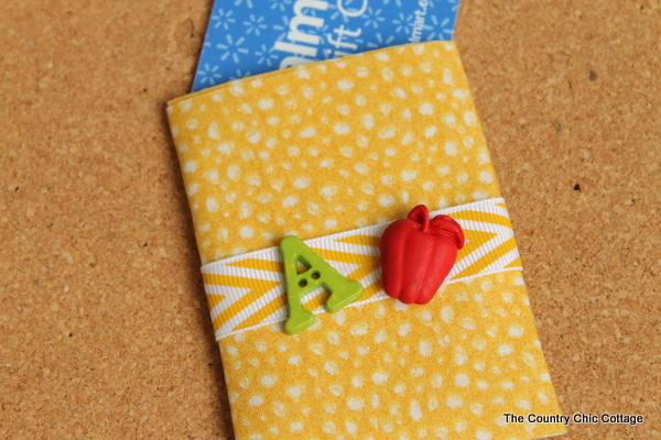Duck Tape Fabric Gift Card Pouch -- use the new self adhesive Duck Tape fabric to make this quick and easy no sew gift card pouch for Teacher Appreciation Week or anytime!
