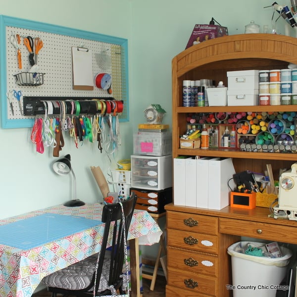 Organized Craft Room Tour -- a tour of a fabulous craft room with tons of ideas for organization. Plus a ton more craft room tours linked!