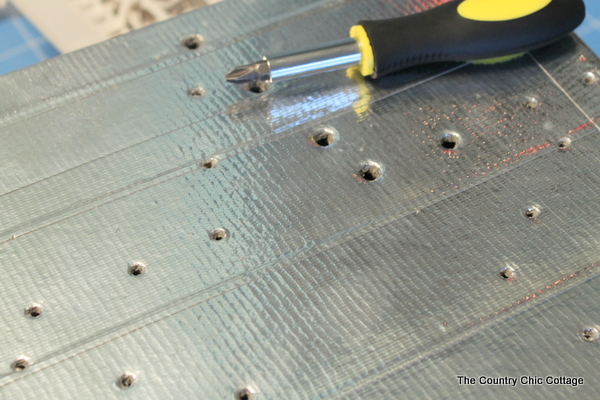 DIY Patriotic Marquee Sign -- learn how to make your own patriotic marquee sign with a few simple supplies -- NO POWER TOOLS REQUIRED!  