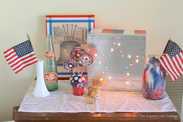 DIY Patriotic Marquee Sign -- learn how to make your own patriotic marquee sign with a few simple supplies -- NO POWER TOOLS REQUIRED!  