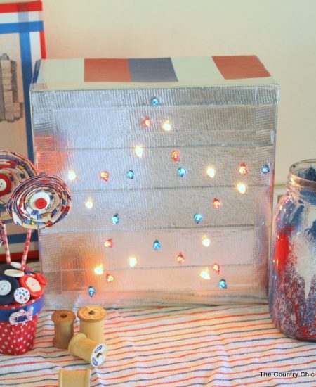 DIY Patriotic Marquee Sign -- learn how to make your own patriotic marquee sign with a few simple supplies -- NO POWER TOOLS REQUIRED!