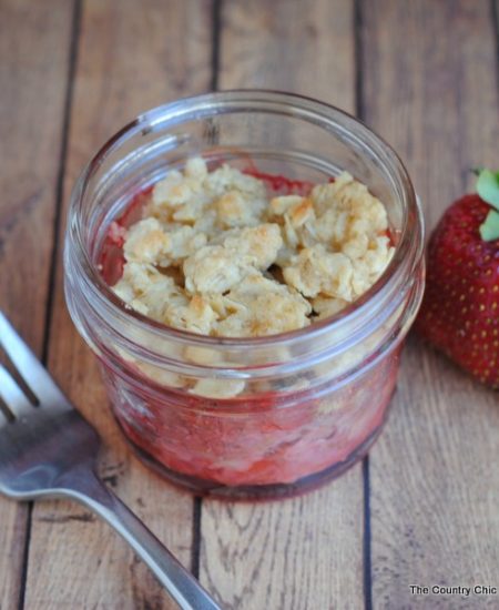 Strawberry Cobbler in a Jar -- get the super simple directions for making your own strawberry cobbler in a jar. The perfect seasonal dessert!