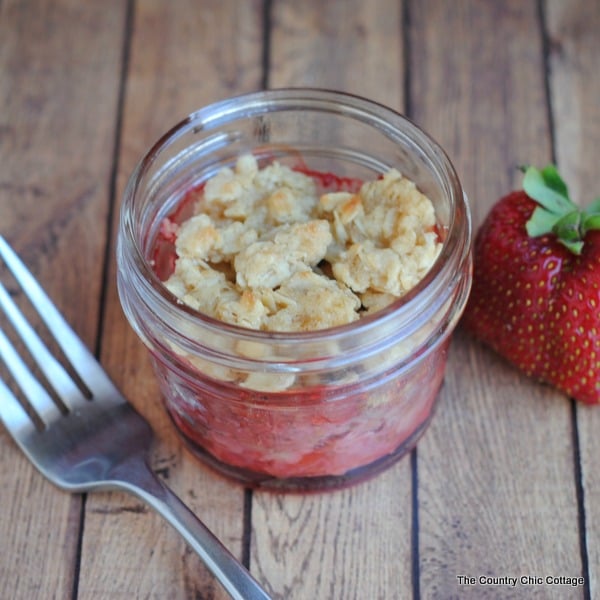Strawberry Cobbler in a Jar -- get the super simple directions for making your own strawberry cobbler in a jar. The perfect seasonal dessert! 