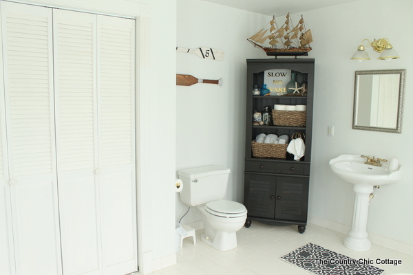 Nautical Themed Bathroom Design -- an elegant yet fun spin on the beach theme for a bathroom.