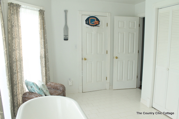 Nautical Themed Bathroom Design -- an elegant yet fun spin on the beach theme for a bathroom.