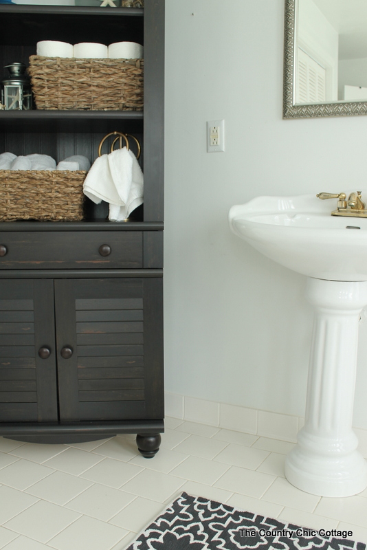 Nautical Themed Bathroom Design -- an elegant yet fun spin on the beach theme for a bathroom.