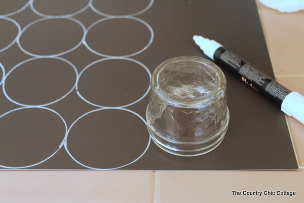 using an upside down mason jar to trace the outline of the jar lid