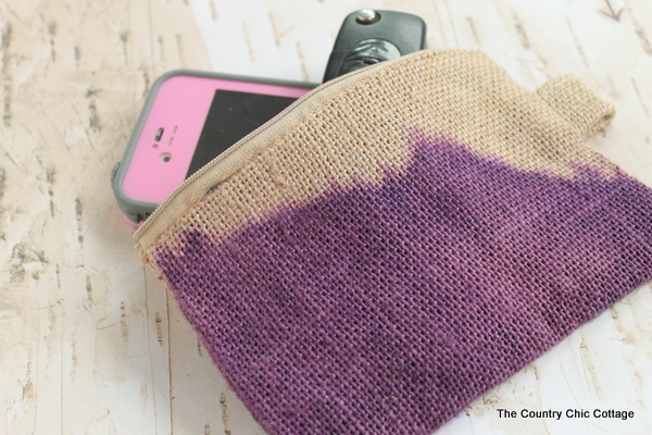 Dip Dyed Burlap Bag -- dye a fun burlap bag in just a few minutes with this simple (and quick!) craft tutorial!