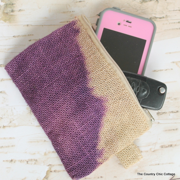 Dip Dyed Burlap Bag -- dye a fun burlap bag in just a few minutes with this simple (and quick!) craft tutorial!