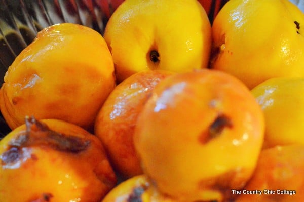 How to Can Sliced Peaches -- get the method with pictures at this link!