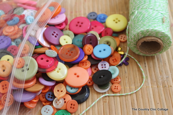 A quick and easy fall craft.  Make these button pumpkins with just some buttons, hot glue, and twine!