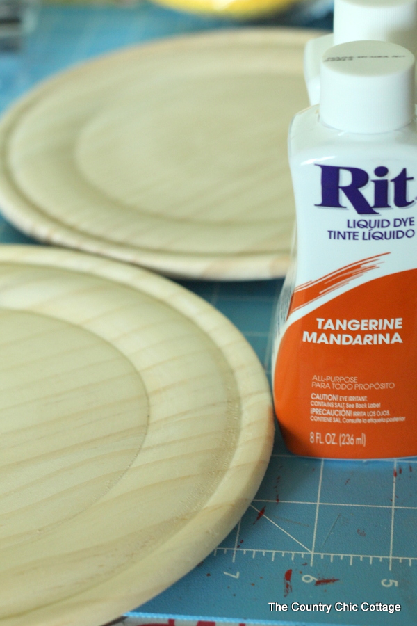 RIT Dye on Fall Plates -- RIT dye will stain wood!  Use it to make these fun plates in fall colors!
