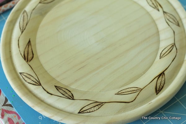 RIT Dye on Fall Plates -- RIT dye will stain wood! Use it to make these fun plates in fall colors!