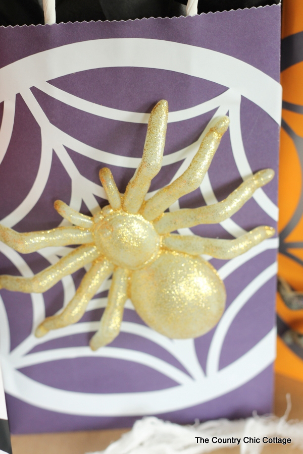 Halloween Gift Bags -- make these fun Halloween gift bags with items from the dollar store!