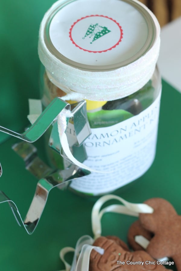 Cinnamon Applesauce Ornament Kit in a Jar -- everything you need to make cinnamon applesauce ornaments all in a jar! Give this as a gift to anyone with kids for a fun holiday activity! Perfect to give for Christmas!